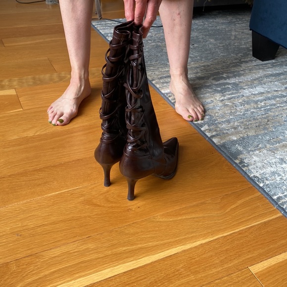 Beautiful chocolate brown boots! Heel is 2 1/2” or 6 centimetres - Picture 3 of 4